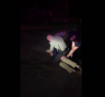 Un video en Twitter muestra a un alguacil del Sheriff del Condado de Lampasas golpeando a un...