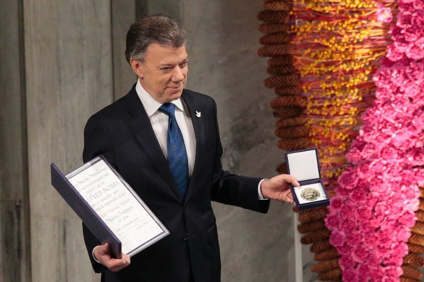 El presidente colombiano Juan Manuel Santos recibe el Premio Nobel de la Paz por su trabajo...