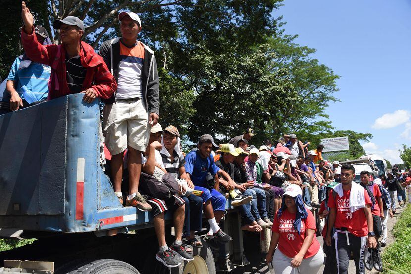Migrantes hondureños abordan el remolque de un camión el lunes afuera de Tapachula, Chiapas....
