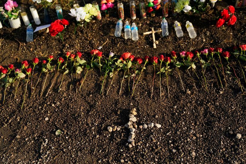 Un memorial con rosas para las víctimas se ha montado en el lugar donde fue hallado un...