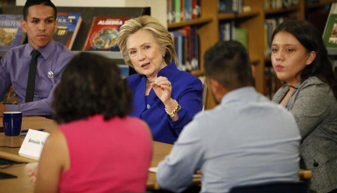 La candidata demócrata Hillary Clinton durante una reunión con jóvenes hispanos en Las...