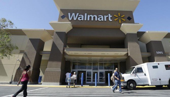 Wal-Mart anunció que gastará casi $1,000 millones en subir los sueldos de sus empleados....