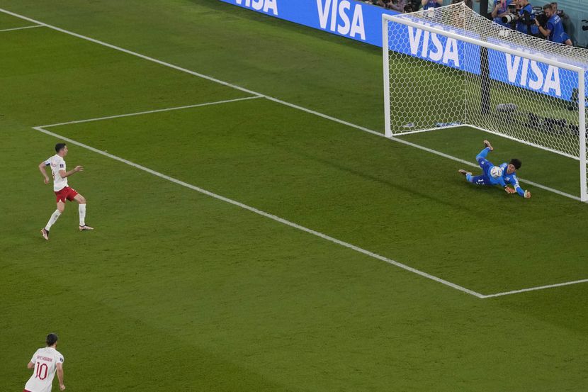 El portero de la selección mexican, Guillermo Ochoa, detiene el pénalti cobrado por ek...