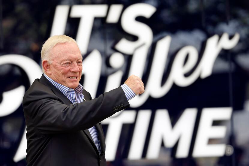 El propietario de los Dallas Cowboys, Jerry Jones, levanta el puño para resaltar su nueva...
