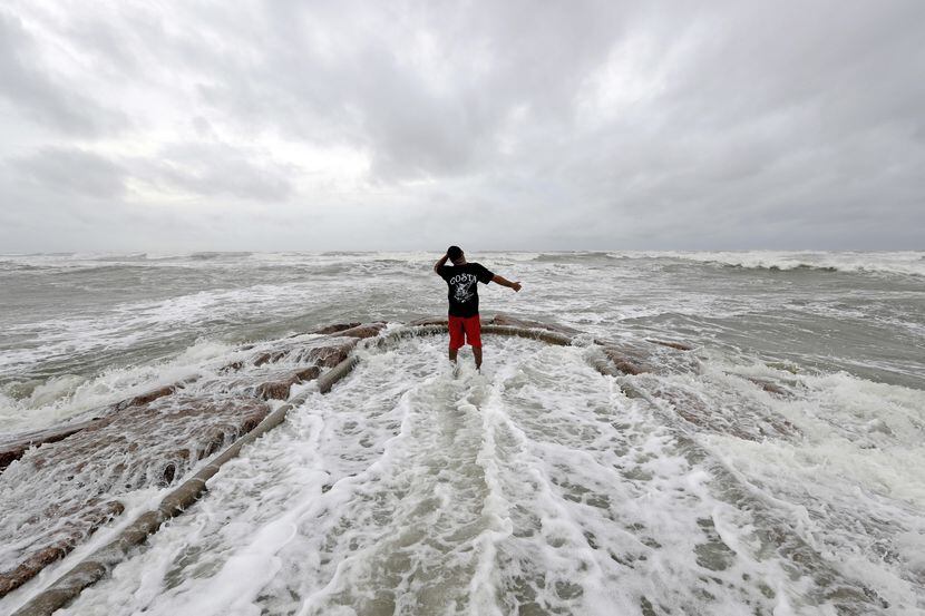 Luis Pérez observa las crecida de olas e el muelle de Galveston, en la costa del Golfo de...