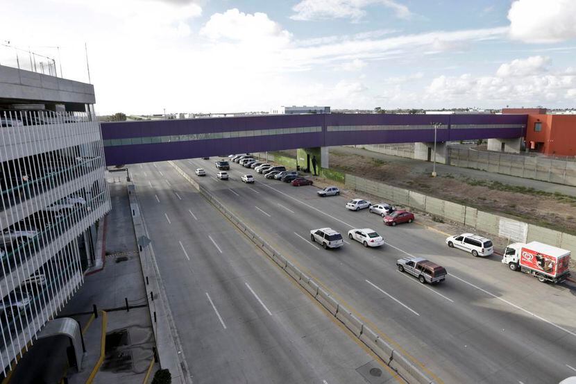 El puente transfronterizo comunica al aeropuerto de Tijuana (izquierda) con la terminal...