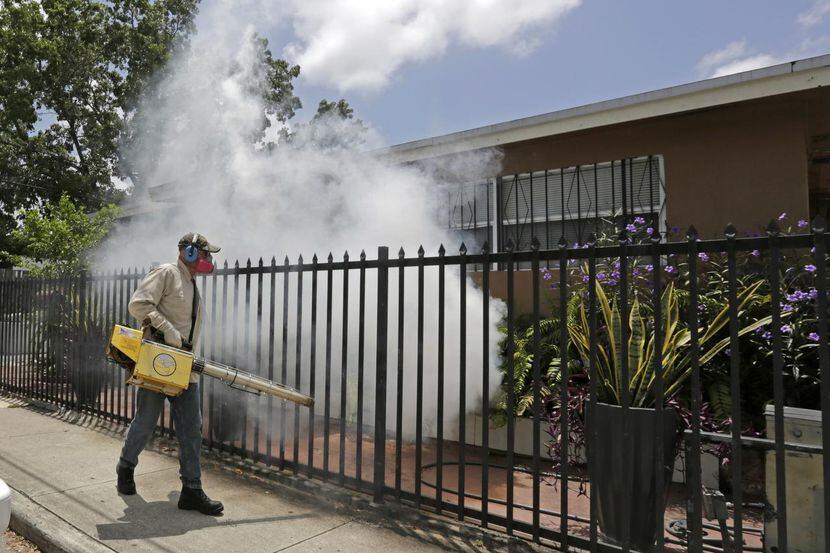 Un trabajador fumiga una zona del vecindario Wynwood, donde se han focalizado los contagios...