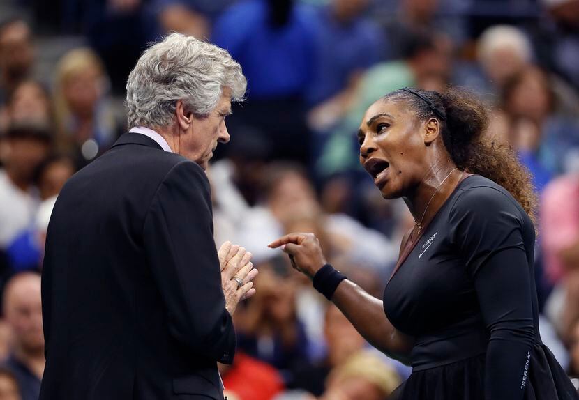 Serena Williams con el referí Brian Earley. (AP Photo/Adam Hunger)