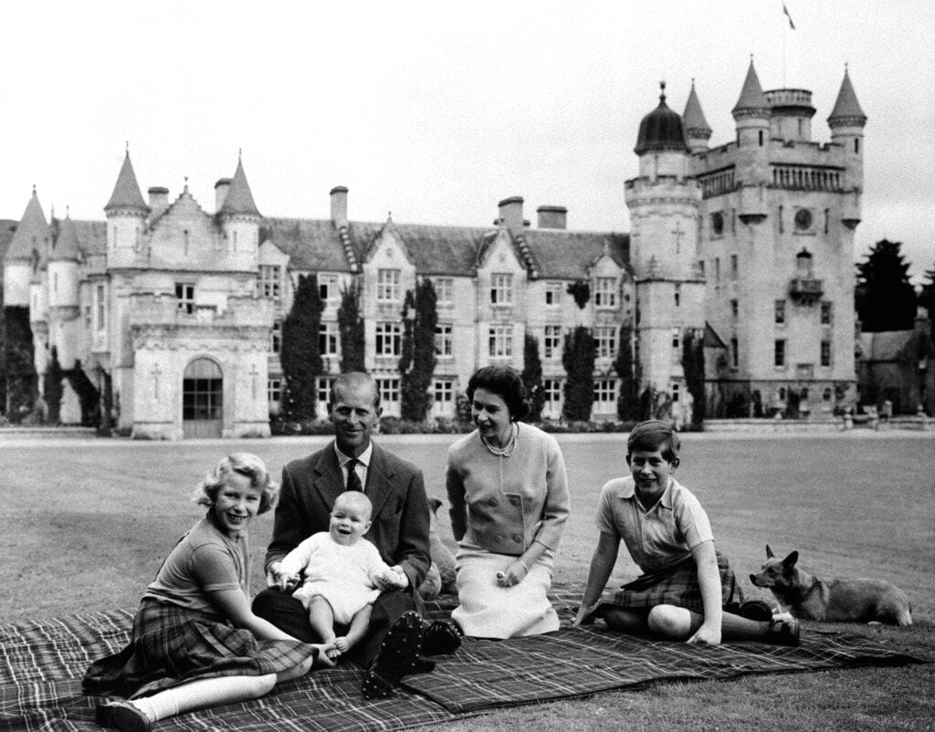 En esta foto de septiembre de 1960, la reina Isabel II de Gran Bretaña, el príncipe Felipe y...