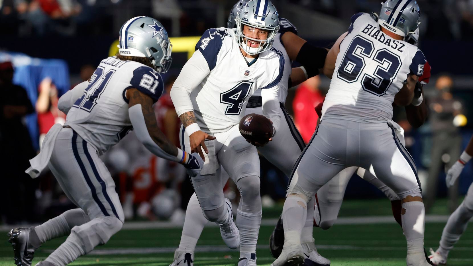 Dallas Cowboys quarterback Dak Prescott (4) fakes the handoff to Dallas Cowboys running back...