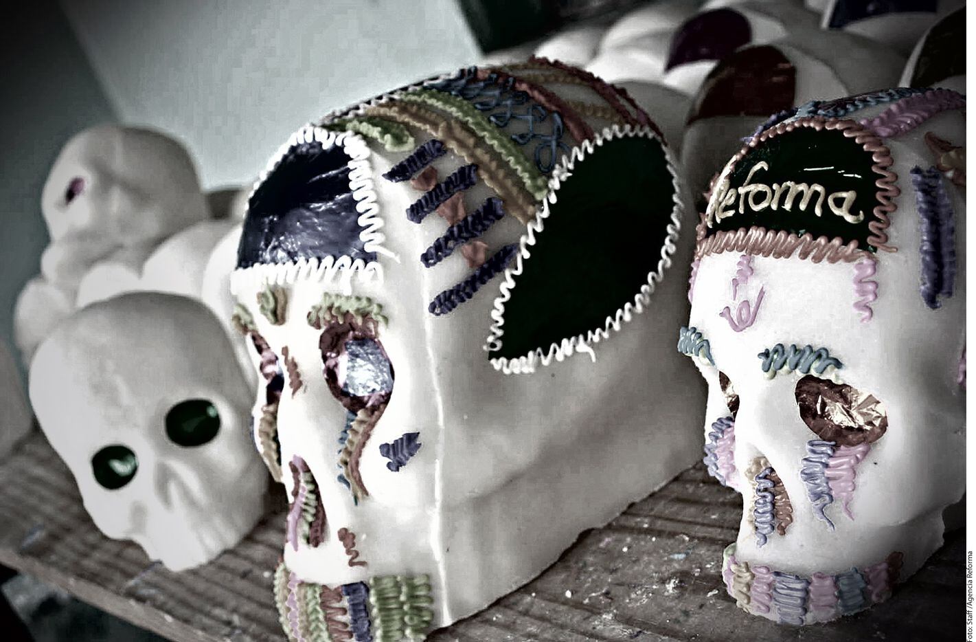 Origen y significado del Día de Muertos y sus elementos: altar, adornos,  velas y comida