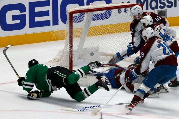 Dallas Stars left wing Jamie Benn (14) tries to score a goal against Colorado Avalanche...