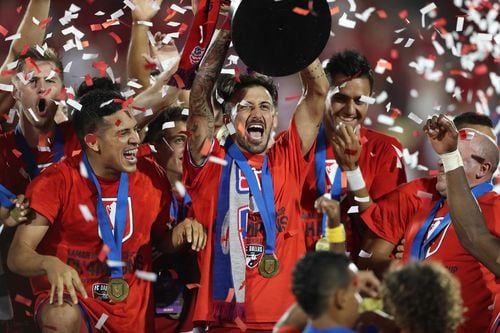 Maximiliano Urruti (centro) y el FC Dallas ganaron la US Lamar Hunt Open Cup en 2016. Foto...