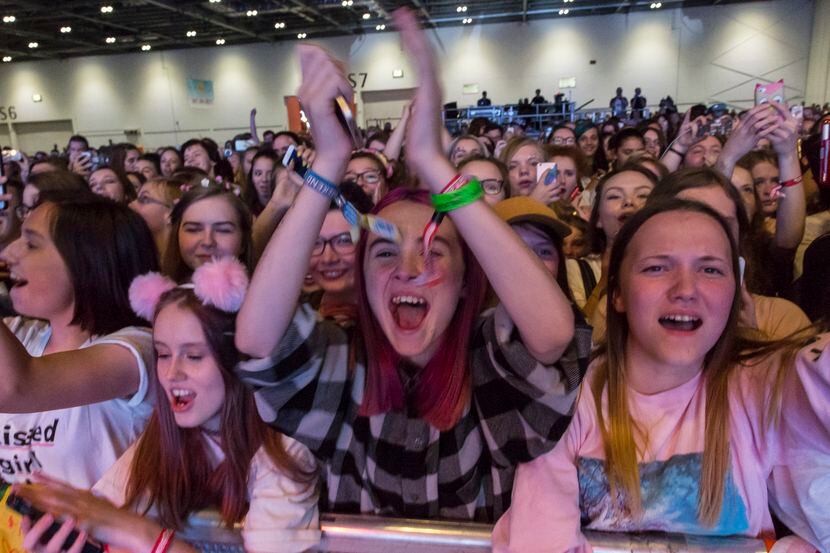 Adolescentes disfrutan de un festival de videos en Londres, en agosto de 2017.