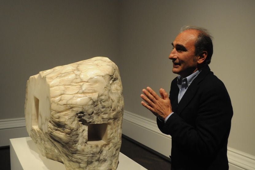 Luis Chillida muestra la escultura hecha por su padre, Eduardo Chillida, llamada “Elogio de...