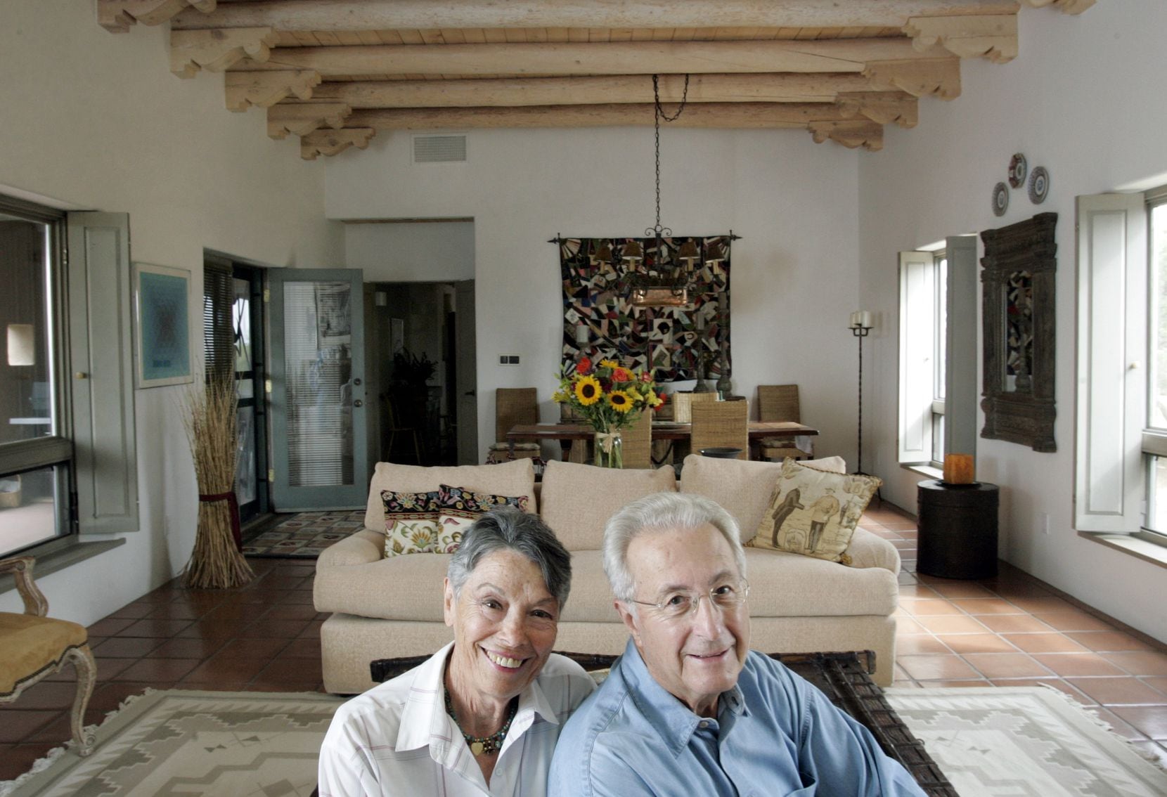Το 2006, ο Πλάτωνας Καραγάνης (δεξιά) και η σύζυγός του Ντόροθυ στέκονταν στο σαλόνι του σπιτιού τους...