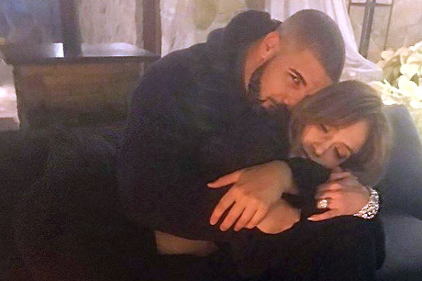 Jennifer Lopez y Drake subieron a sus redes sociales esta foto muy acurrucados en un...