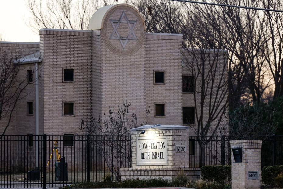 Fachada de la sinagoga Beth Israel el día después de que su rabino y otros miembros de la...