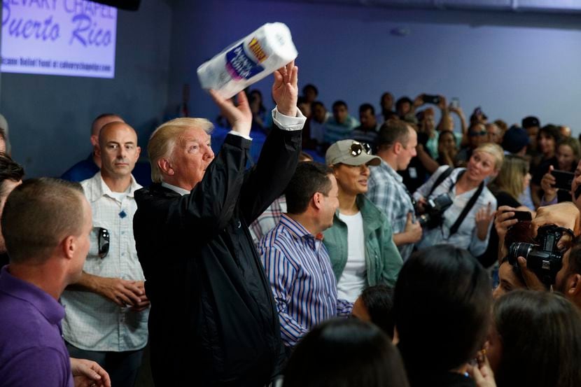 El presidente Donald Trump lanza toallas de papel a la multitud en la iglesia Calvary...