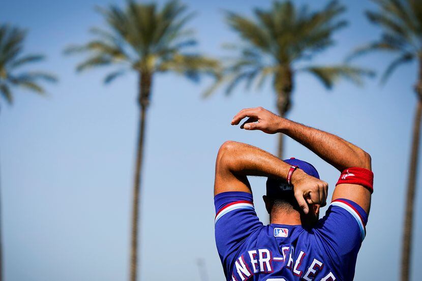 El jugador de los Rangers de Texas, Isiah Kiner-Falefa, hace ejercicios de calentamiento...