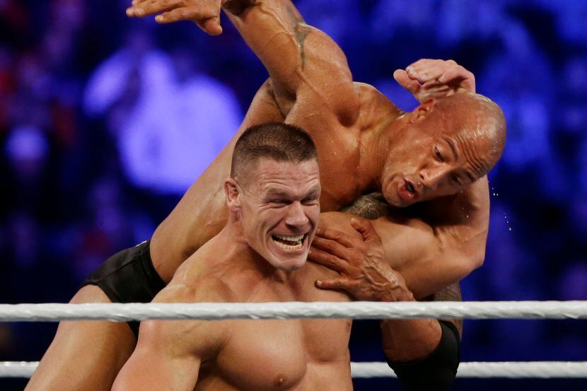 John Cena y Dwayne Johnson “The Rock”/AP
