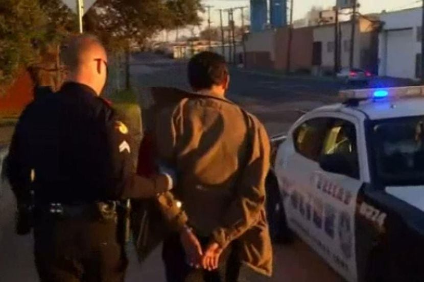 Un indigente detenido durante el operativo de la Policía de Dallas.(NBC5)
