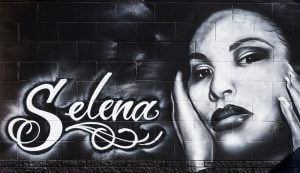 Un mural de la cantante Selena afuera de Country Burger en 401 S Hampton Road, el 11 de...