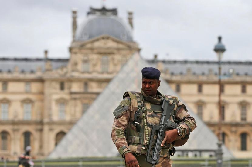 Un soldado patrulla los alrededores del museo de Louvre. La seguridad en París ha aumentado...