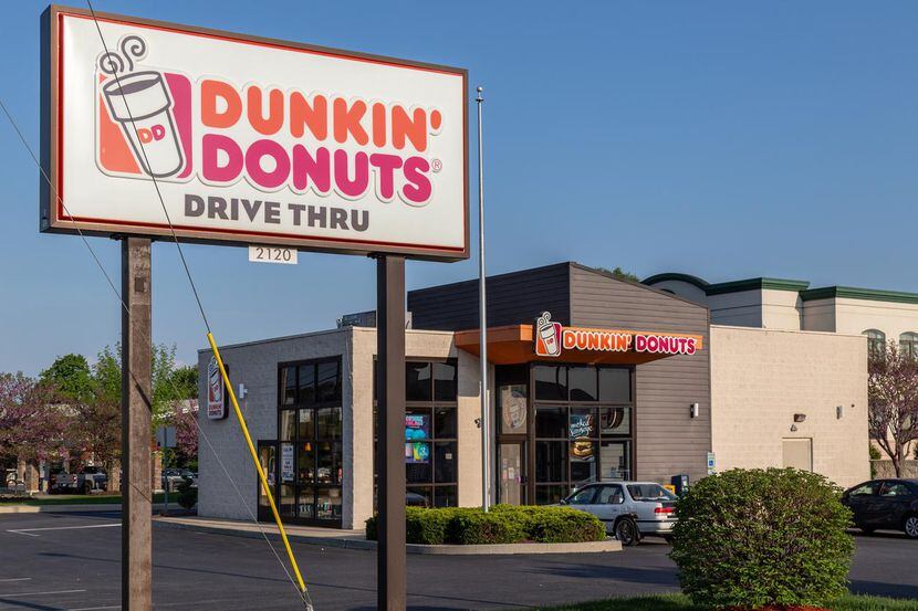 Una tienda de Dunkin’ Donut en Massachusets.Lancaster, PA, USA – May 8, 2018: Exterior sign...