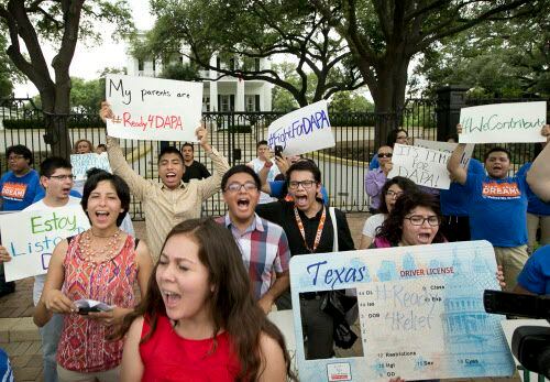 Activistas acudieron a la mansión del gobernador en Austin para protestar en contra de la...