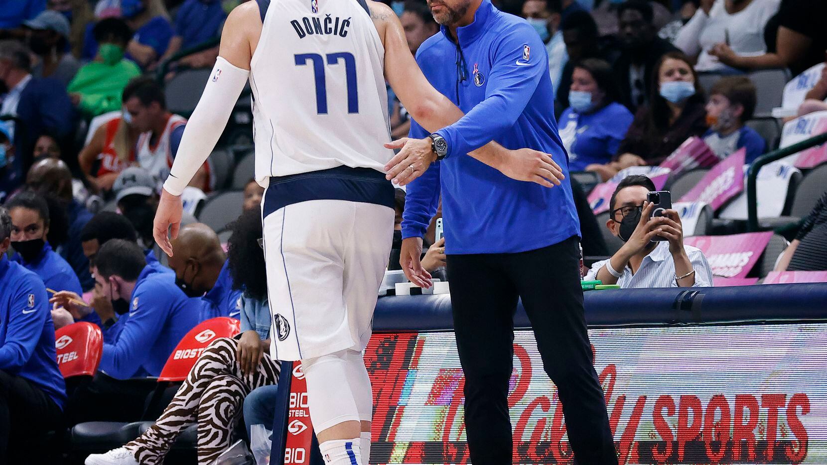 El entrenador de los Dallas Mavericks, Jason Kidd (der), felicita a Luka Doncic (77) cuando...