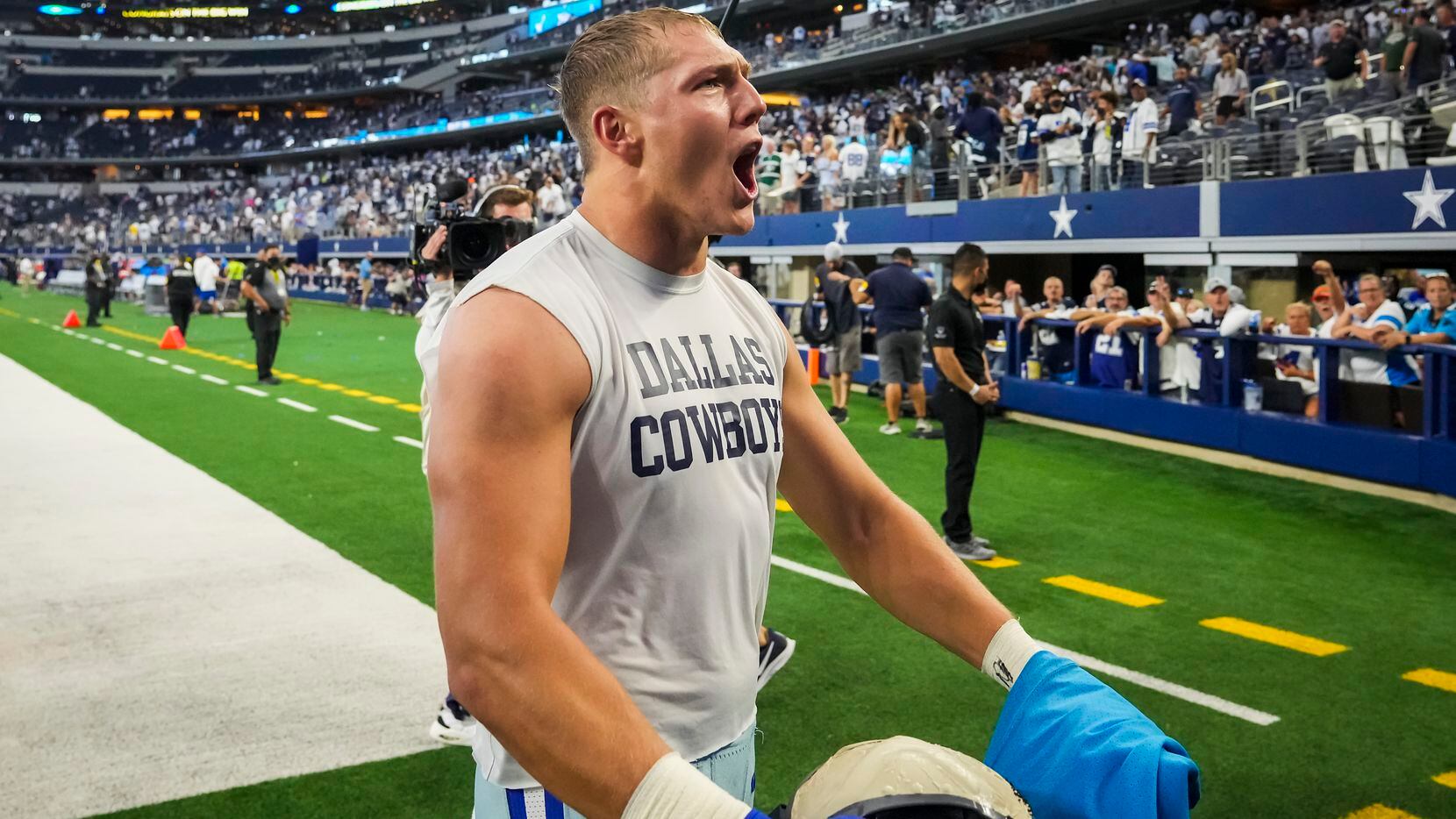 Dallas Cowboys outside linebacker Leighton Vander Esch lets out a yell as he leaves the...