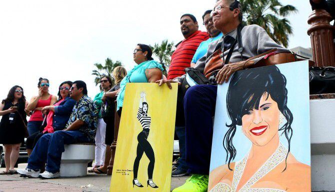 Fans de Selena durante un homenaje a la fallecida cantante el 31 de marzo en Corpus Christi....