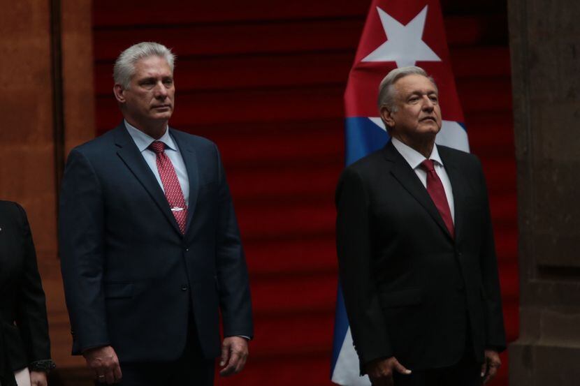 Miguel Díaz-Canel (izq.), presidente de Cuba y Andrés Manuel López Obrador, mandatario de...
