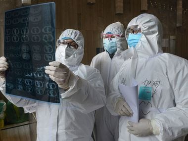 Des médecins examinent une image de tomodensitométrie pulmonaire dans un hôpital de Xiaogan, en Chine.