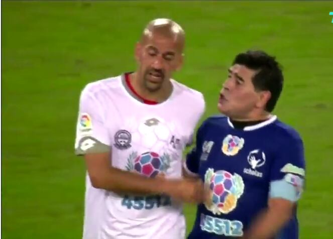 Darío Verón y Diego Maradona discutieron en un partido en homenaje al Papa Francisco. YOUTUBE
