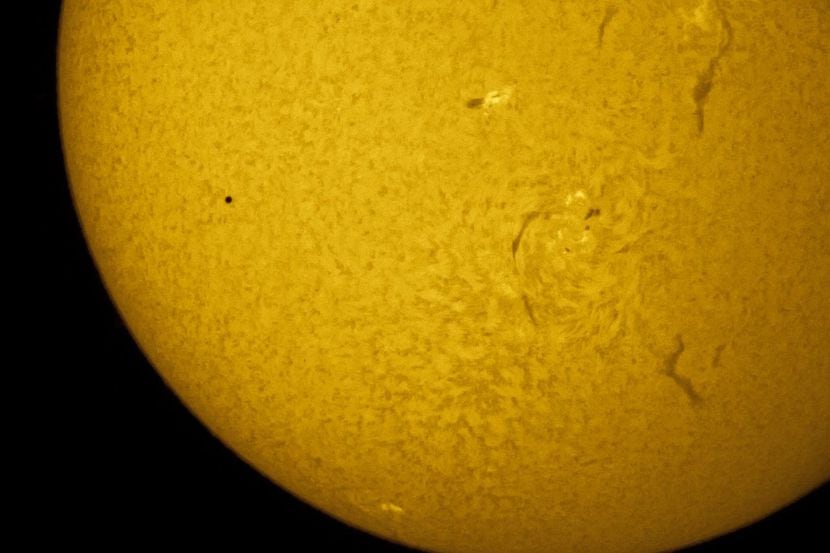 El tránsito de Mercurio se puede apreciar con telescopios especiales. Se ve al Sol, con un...
