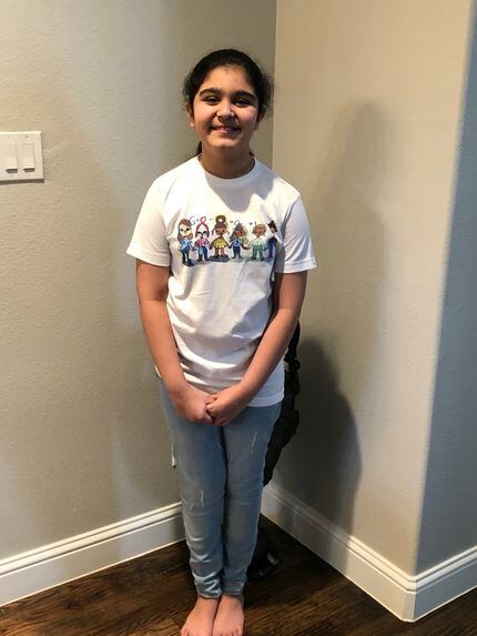 Sharon Sara de quinto grado con una camiseta con su diseño para Google en Frisco.