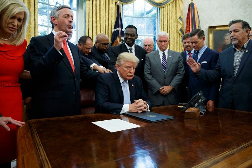 En esta foto de septiembre de 2017, líderes religiosos oran con el presidente Trump después...