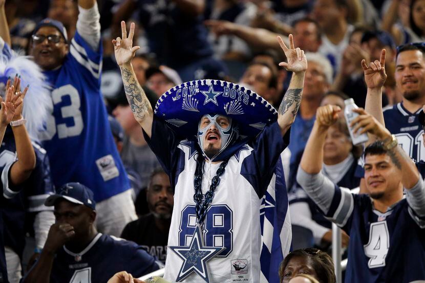 Fans de los Cowboys de Dallas celebran el inicio del partido entre su equipo y los Rams de...