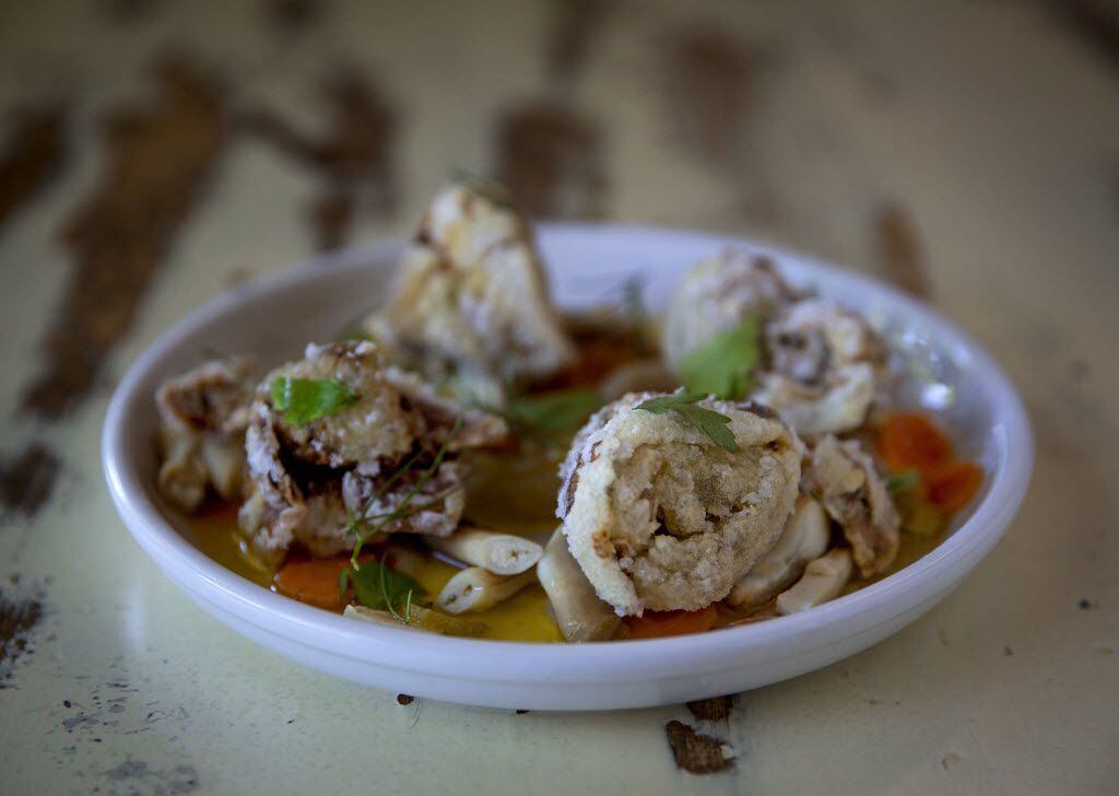 Razor clams en scapece with crispy artichoke and fennel