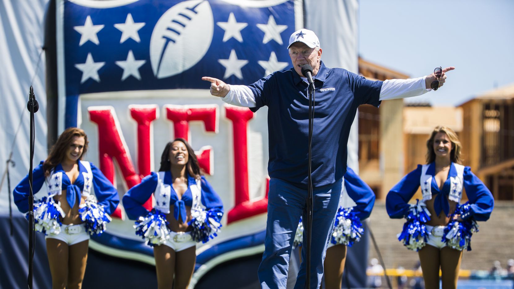 El dueño de los Cowboys de Dallas da la bienvenida a a aficionados al campamento de prácticas del equipo en Oxnard, California, el 27 de julio de 2019.