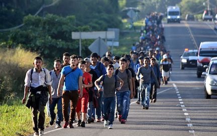 Un grupo de inmigrantes de Centroamérica camina por carretera de México, en su ruta a...