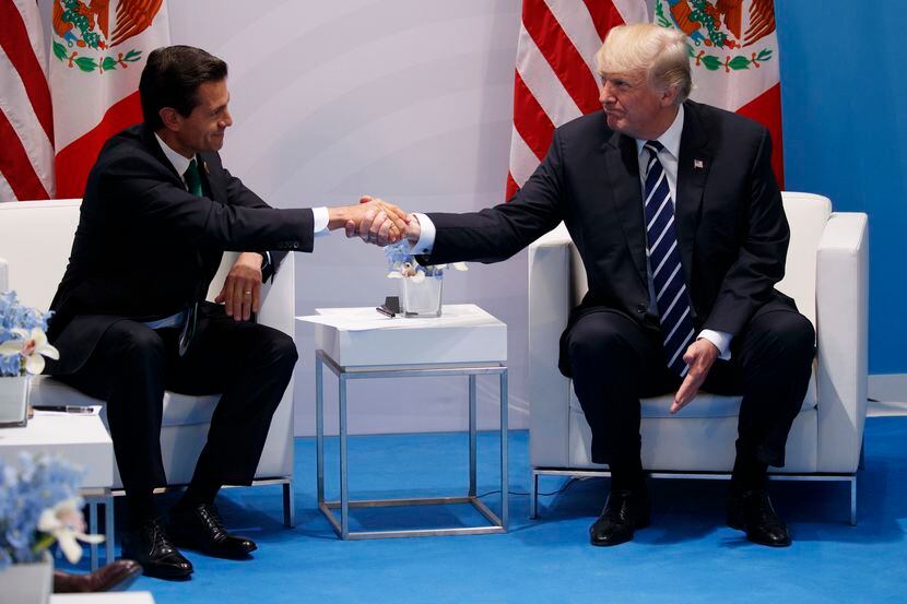 Enrique Peña Nieto y Donald Trump se saludan en la cumbre G-20 en Alemania. AP
