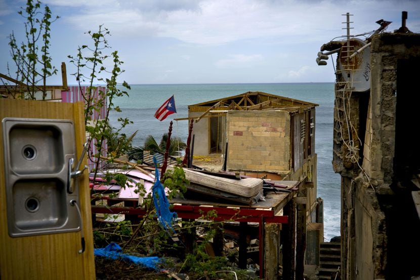 La bandera de Puerto Rico fue instalada en medio de los restos de casas destruídas por el...