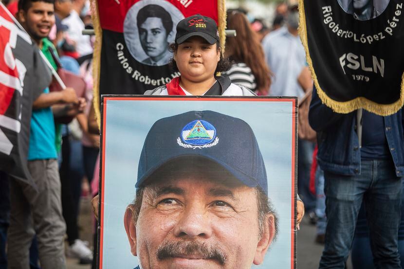 Seguidores del presidente de Nicaragua Daniel Ortega se manifiestan con una pancarta con su...