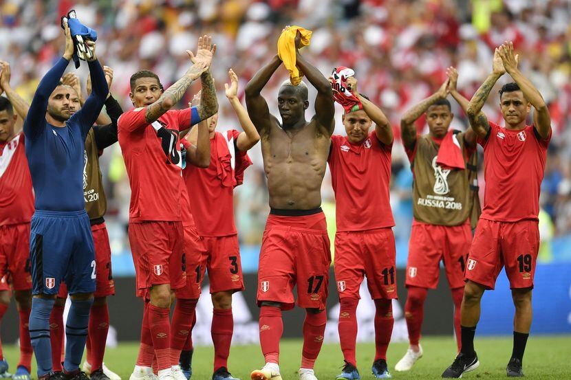 Jugadores de la selección peruana aplauden a los miles de aficionados de su país que...