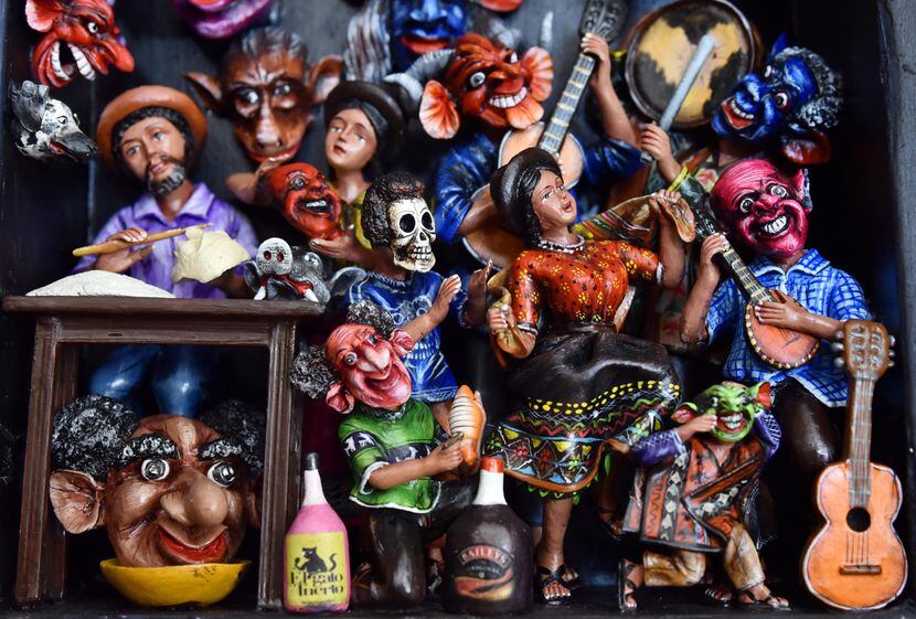 Artesanía peruana es parte de la exhibición del Mercado Artesanal en Oak Cliff. BEN...