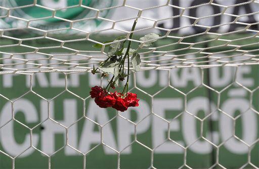 Flores cuelgan de la red de una portería en el estadio Arena Conda, en Chapecó, Brasil, / AP
