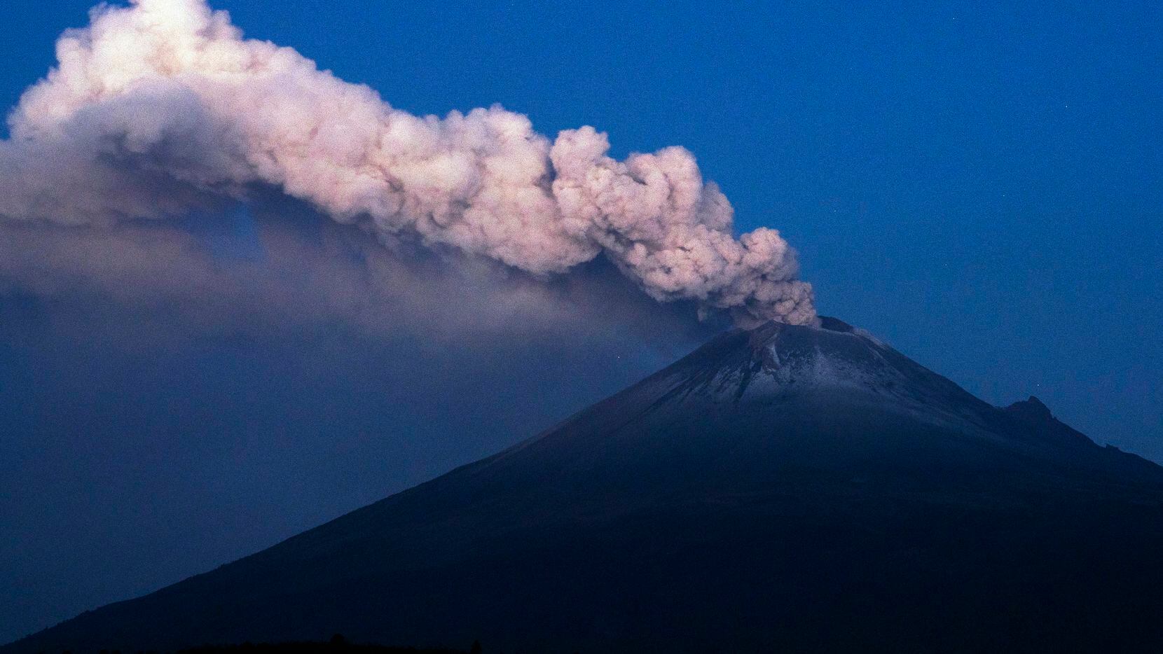 El volcán Popocatépetl arroja lava, ceniza y vapor visto desde Santiago Xalitzintla, México,...